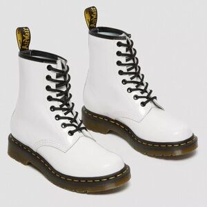 DOC MARTEN 1460 WOMEN'S WHITE PATENT LEATHER LACE UP BOOTS SIZE 10 BLACK LACES.